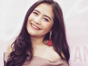 FOTO: Rayakan Anniversary Prillvers ke-6, Prilly Latuconsina Berurai Air Mata