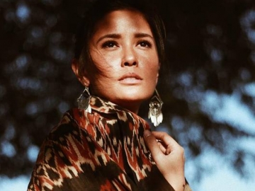 FOTO: Memukaunya Titi Rajo Bintang dalam Balutan Busana Adat Sumba yang Eksotis