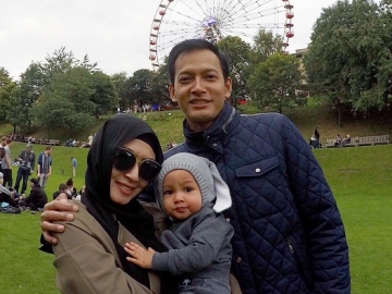 FOTO: Temani Fedi Nuril Syuting ke Inggris, Lucunya Baby Hasan Buat Netter Gemas!