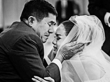 Tak Kuasa Lihat Jenazah Sang Ayah, Tangis Momo Geisha Pecah Begitu Tiba di Rumah Duka