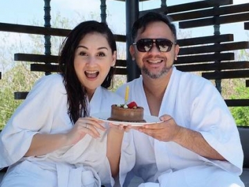 FOTO : Rayakan Anniversary ke-15, Mona Ratuliu Bongkar Rahasia Harmonis Bareng Indra Brasco