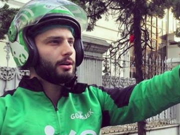 Bule Jadi Driver Ojek Online Ramai di Medsos, Netter Baper Minta Diantar