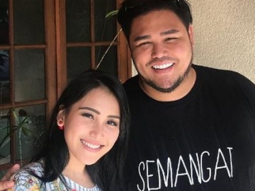Ivan Gunawan Beri Kode di IG Sudah Pacaran dengan Ayu Ting Ting?