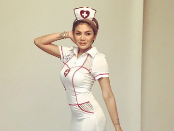 Bicara Soal Cinta, Pose Kaki Nikita Mirzani Ini Malah Buat Gagal Fokus