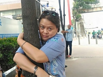 Tolak Relokasi, Warga Ramai-Ramai Peluk Pohon di Kawasan Sudirman