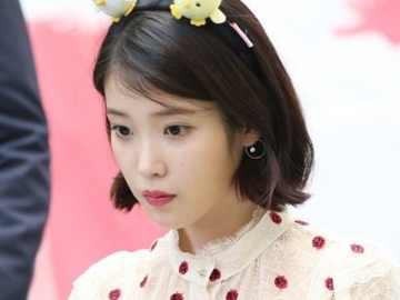 IU Minta Maaf Hingga Berurai Air Mata Saat Fanmeeting, Kenapa?