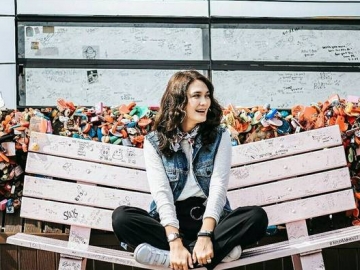 FOTO: Cantik dan Anggunnya Luna Maya Kenakan Hanbok Saat Liburan ke Korea