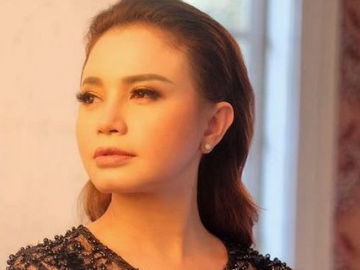 FOTO: Syuting Video Klip 'Bulan Dikekang Malam', Begini Tampilan Baru Rossa yang Berbeda