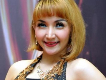 Roro Fitria Tunjukkan Rumah Mewahnya, Netizen Salah Fokus ke Sesuatu yang Mengganjal