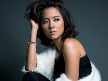 Lala Karmela Foto Bareng Motor Tua Tanpa Terlihat Pakai Celana, Netizen Heboh