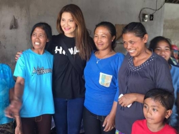 FOTO: Berhati Malaikat, Tamara Bleszynski Bantu Pengungsi Erupsi Gunung Agung di Bali