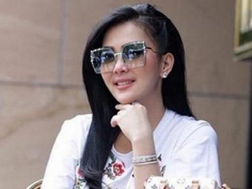 Wajah Kerap Tertutup Make Up, Penampakan Pori-Pori dan Kumis Syahrini dari Dekat Ramai Dibahas 