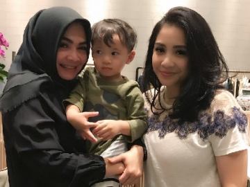 Pakai Gelang Tali Harga Jutaan, Ibu Nagita Slavina Bikin Geger