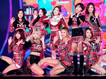 Jelang Anniversary Debut ke-2, Twice Tulis Ucapkan Terima Kasih ke Fans di Papan Iklan Ini
