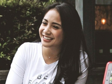 Nagita Slavina Pakai Baju Harga Jutaan di Ajang 'Selebrita Awards 2017', Netter: Ngga Cocok