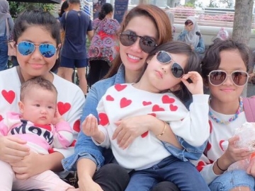 FOTO: Ramai Banget! Ussy Sulistiawaty & Andhika Pratama Boyong Keluarga Besar ke Singapura