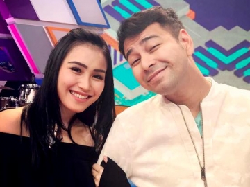 Astaga! Raffi Ahmad Sengaja Senggol Dada Ayu Ting Ting di Depan Umum?