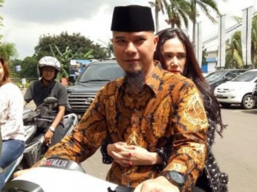 Foto Bareng 'Hantu' Ini, Netter Malah Gagal Fokus dengan Tanda Merah di Leher Ahmad Dhani