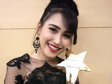 Bermotif Sederhana, Harga Sepatu Ayu Ting Ting Ini Ternyata Rp 14 Jutaan