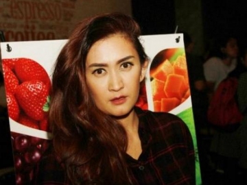 Zack Lee Absen, Nafa Urbach Nangis Usai Sidang Cerai Perdana