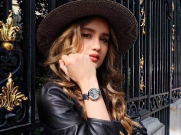 FOTO: Hadiri Pameran Internasional di Paris, Cinta Laura Cantik Makin Mirip Bintang Hollywood