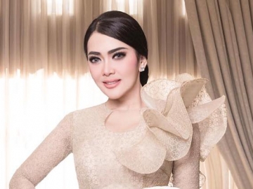 Kaus Sederhana Milik Syahrini Ini Sempat Jadi Sorotan, Ternyata Harganya Nyaris Rp 13 Juta