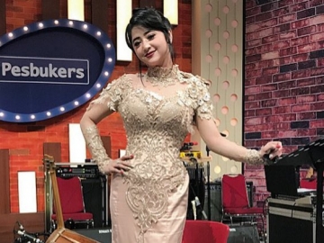 Bikin Pangling, Foto Ini Tunjukkan Tangan 'Menua' Dewi Persik?