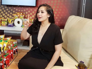 Outfit Nagita Slavina di Ajang 'Selebrita Awards 2017' Bernilai Ratusan Juta, Netter Tercengang