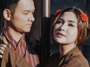 FOTO: Perdana, Vicky Shu Rilis Pemotretan Bareng  Suami Saat di Jepang dengan Kain Batik