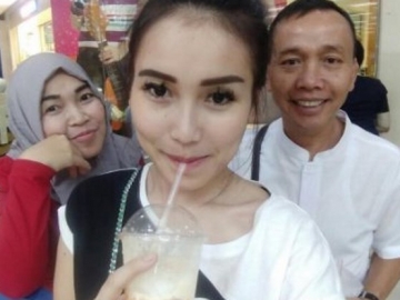 Umi Kalsum Ulang Tahun, Ayu Ting Ting 'Angkut' Semua Kru 'The Rojak' ke Singapura