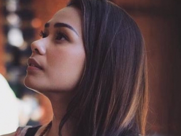 Eksotis dan Menawannya Gaya Adinia Wirasti Pakai Kain Etnik Saat di Sumba