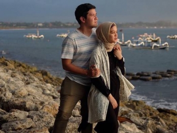 Pandangi Sunset Berdua, 6 Potret Mesra Haykal Kamil & Istri Babymoon ke Bali