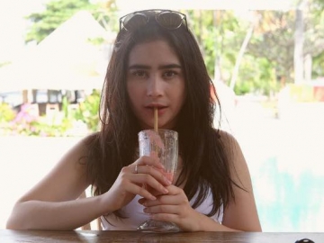 Pamer Punggung dengan Pakaian Glamour Ini, Prilly Latuconsina Diprotes