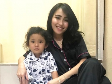 Sibuk Selfie, Ayu Ting Ting Dituding 'Telantarkan' Bilqis 