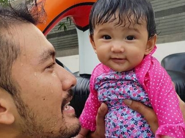 Gemas Banget, Begini Sederet Ekspresi Lucu Baby Salma, Anak Rio Dewanto Renang Pertama