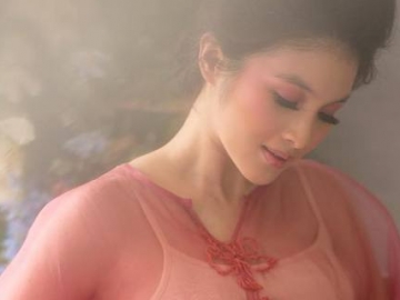 6 Potret Maternity Shoot Terbaru ala Sandra Dewi, Bak Dewi Kayangan