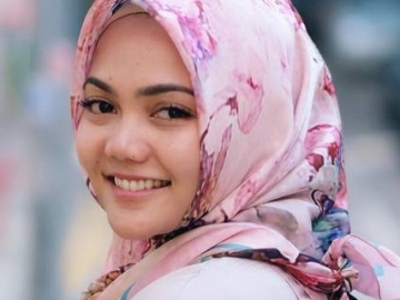 Kerja Sambil Liburan, Rina Nose Seru-Seruan di Pantai Cebu Filipina