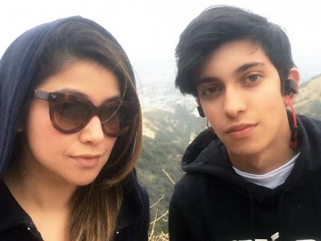 Pose Sensual Bareng Putranya, Bentuk Perut Sarah Azhari Buat Netter Gagal Fokus 