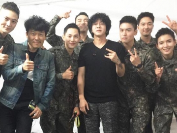 Ketemu di Acara Festival Militer, Ryeowook cs Pamer Senyum Manis Bareng Penyanyi Senior Ini