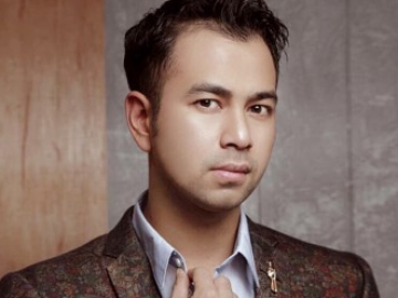 Raffi Ahmad Kepergok Pegang Tangan Ayu Ting Ting, Sengaja?