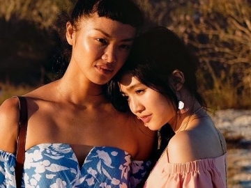 Febby Rastanty & Kelly Tandiono Pergi Bareng ke Sumba, Pemotretan Cantik dengan Kain Etnik