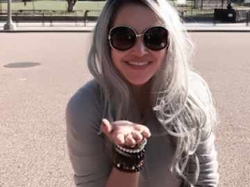 Cynthiara Alona Lepas Hijab, Pamer Rambut Abu-Abu Hingga Liburan ke Amerika