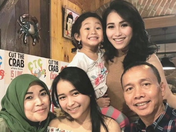 Tulis Soal 'Ayah Bilqis' di Foto Ini, Ibu Ayu Ting Ting Diprotes