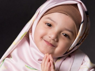 Gemas Maksimal, 6 Potret Imut Arsy Saat Jadi Model Hijab Bareng Ashanty