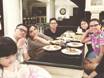 Makan Bareng Asisten Rumah Tangga di Lantai, Anang Hermansyah-Ashanty Panen Pujian