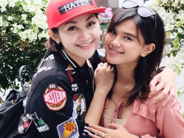 Main-Main ke Universal Studio, Serunya Audi Marissa Foto Bareng Badut