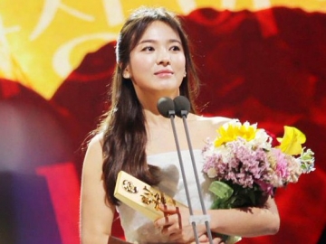 Pamerkan Kecantikan Bak Dewi di Pemotretan Terbaru, Lagi-Lagi Song Hye Kyo Digoda Netter