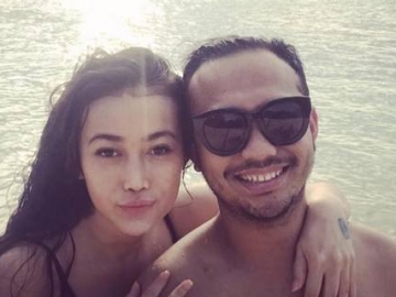 Ratu Felisha Liburan ke Italia Bareng Suami, Pamer Punggung & Body Seksi!