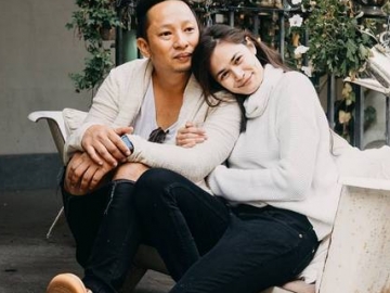 6 Potret Mesra dan Romantisnya Ringgo Agus Rahman & Istri Saat Liburan ke Swiss