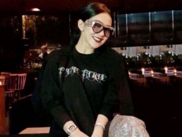 Harga Sepatu Berkilau Syahrini Senilai Rp 130 Juta, Netter: Pusing Lihat Nol-nya